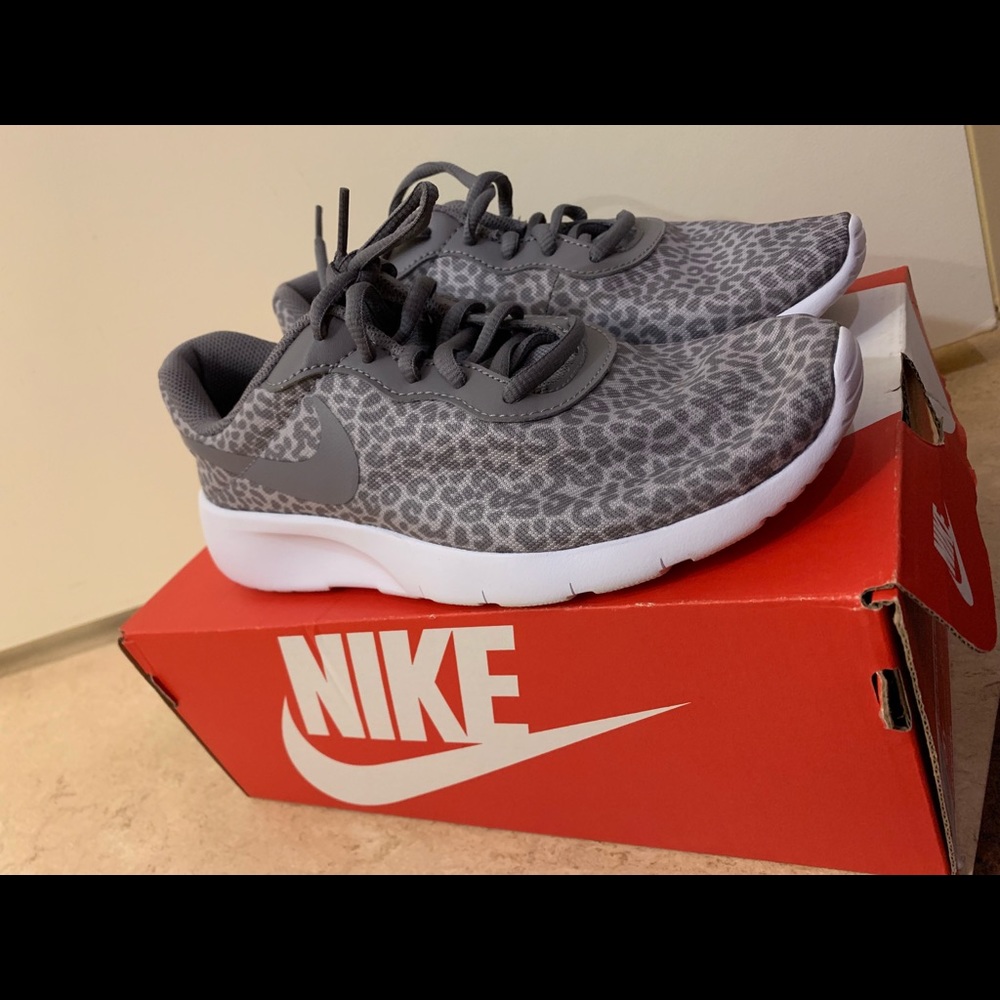 SALE!!! Nike leopard print sneakers size 5Y. RARE